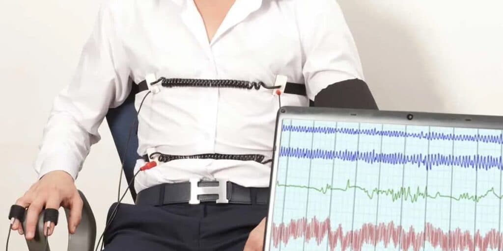 How does the polygraph work? Surely you have seen on more than one occasion in movies the famous lie detectors or polygraphs
